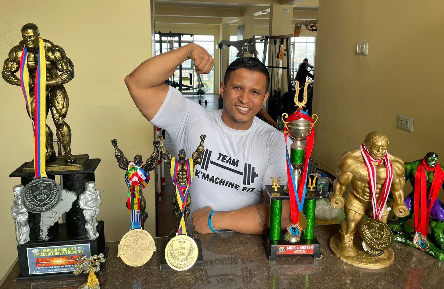 Joseph Camacho y los trofeos alcanzados. (Foto GEC - Liz Saldaña)