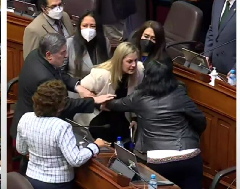 María del Carmen Alva e Isabel Cortez discutieron en medio del hemiciclo cuando ocurrió el incidente. (TV Perú)