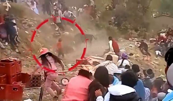 Huancavelica: toro cornea a mujer y niño tras escapar de ruedo durante fiesta patronal | VIDEO