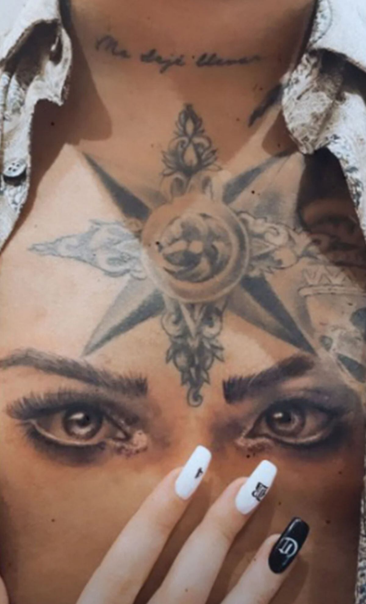La mano de Belinda sobre el tatuaje de sus ojos en el cuerpo de Nodal (Foto: Belinda / Instagram)