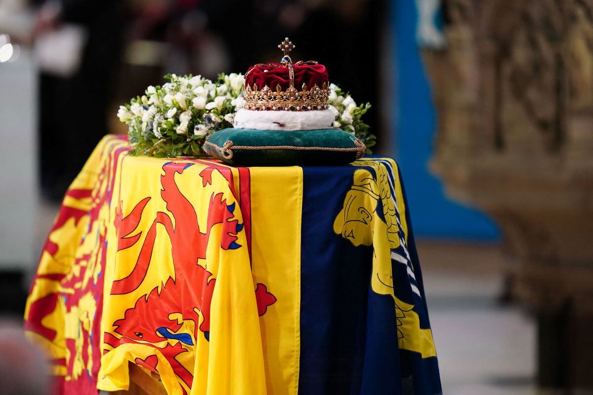 La Corona de Escocia permanece sobre el ataúd de la Reina Isabel II dentro de la Catedral de St Giles en Edimburgo el 12 de septiembre de 2022. (Jane Barlow / PISCINA / AFP).