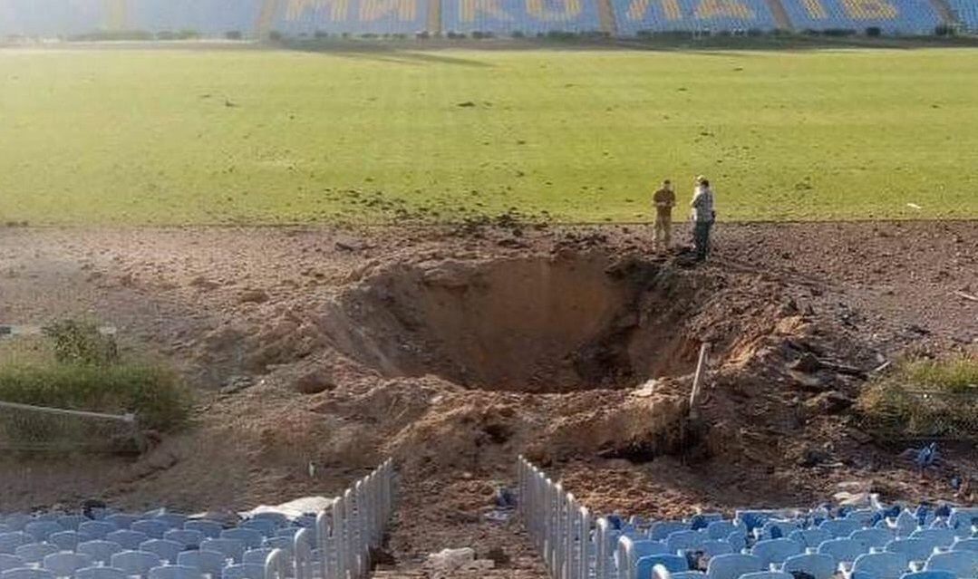 Ataque de Rusia contra Ucrania provocó que un estadio quede con un agujero en el campo