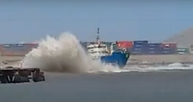Barco sufrió un encallamiento a orillas de la playa Oquendo. (Foto: captura | Panamericana)