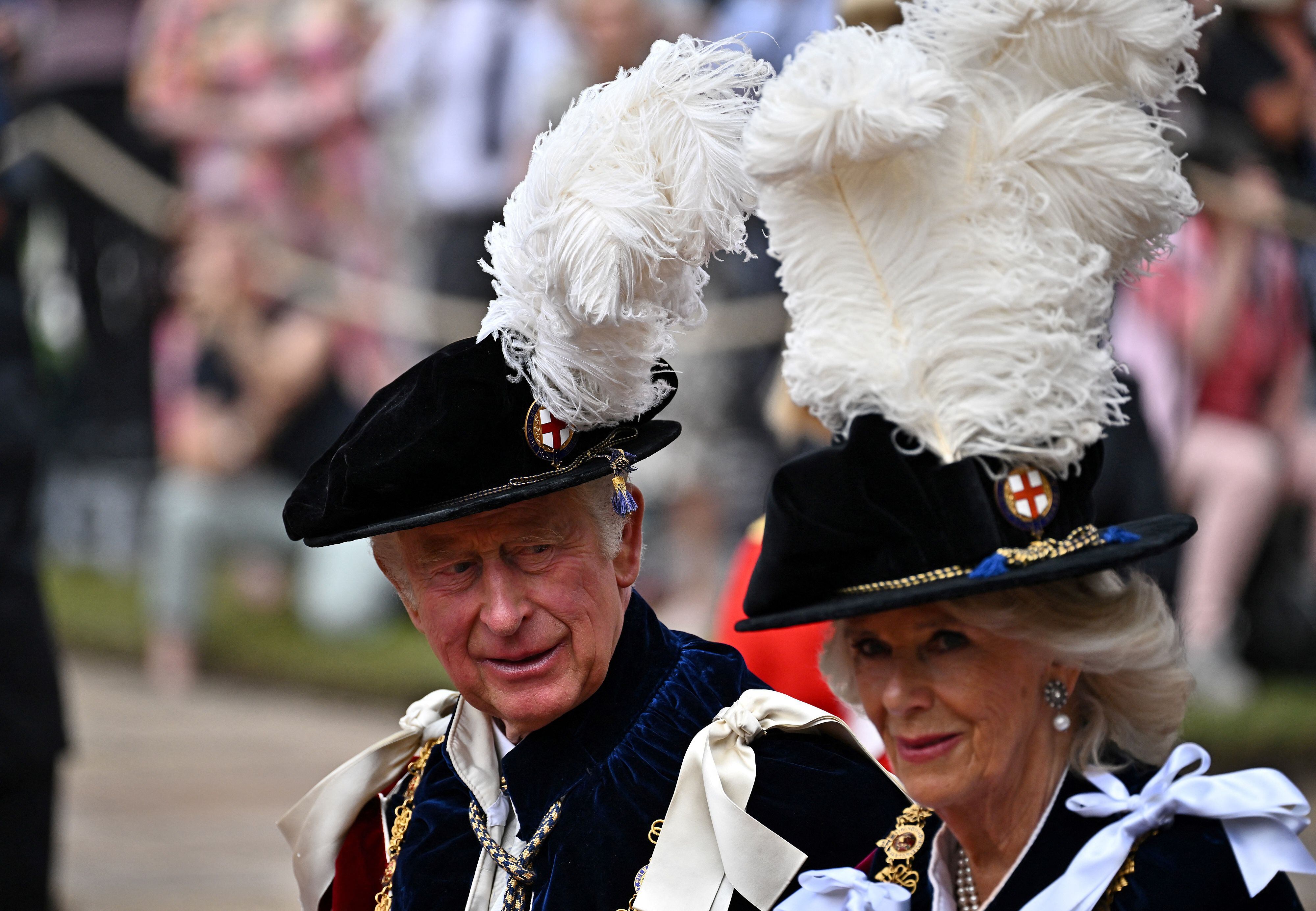 El Príncipe Carlos, el Príncipe de Gales (L) de Gran Bretaña y la Duquesa de Cornualles Camilla de Gran Bretaña llegan a la Capilla de San Jorge para asistir a la Ceremonia de la Más Noble Orden de la Jarretera en el Castillo de Windsor en Windsor, al oeste de Londres el 13 de junio de 2022. (Foto de Ben Stansall / PISCINA / AFP)