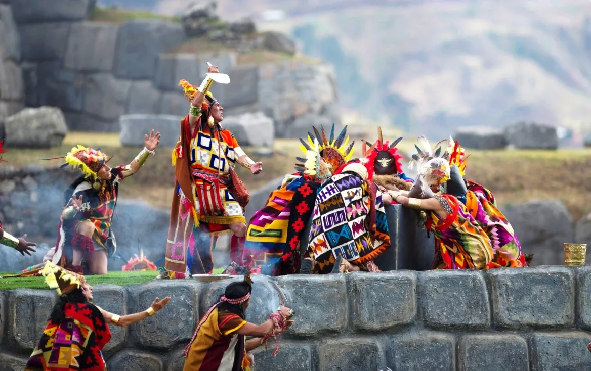 El Inca Garcilaso de la Vega narraba que el Inti Raymi era una tradición religioso-cultural, que se celebraba cada solsticio de invierno, en junio, para rendir culto al sol o Inti en quechua, a fin de que favorezca las cosechas y garantice la alimentación de la población. (Foto: Hidráulica Inca)