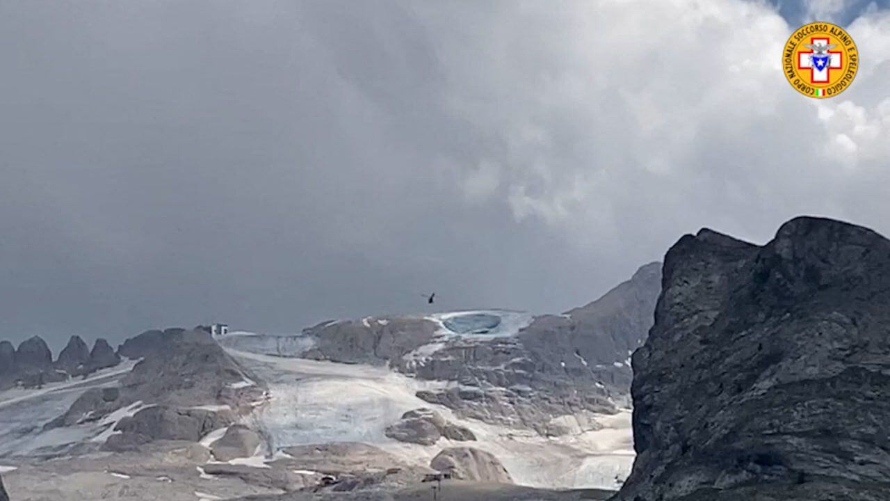 Esta imagen del folleto de un cuadro de video tomado y publicado el 3 de julio de 2022 por el Servicio de Rescate de Montaña de Trento (Soccorso Alpino), muestra el serac de hielo que se derrumbó en la Marmolada, cerca de Punta Rocca, matando a cuatro personas. (Foto de SOCCORSO ALPINO / AFP)