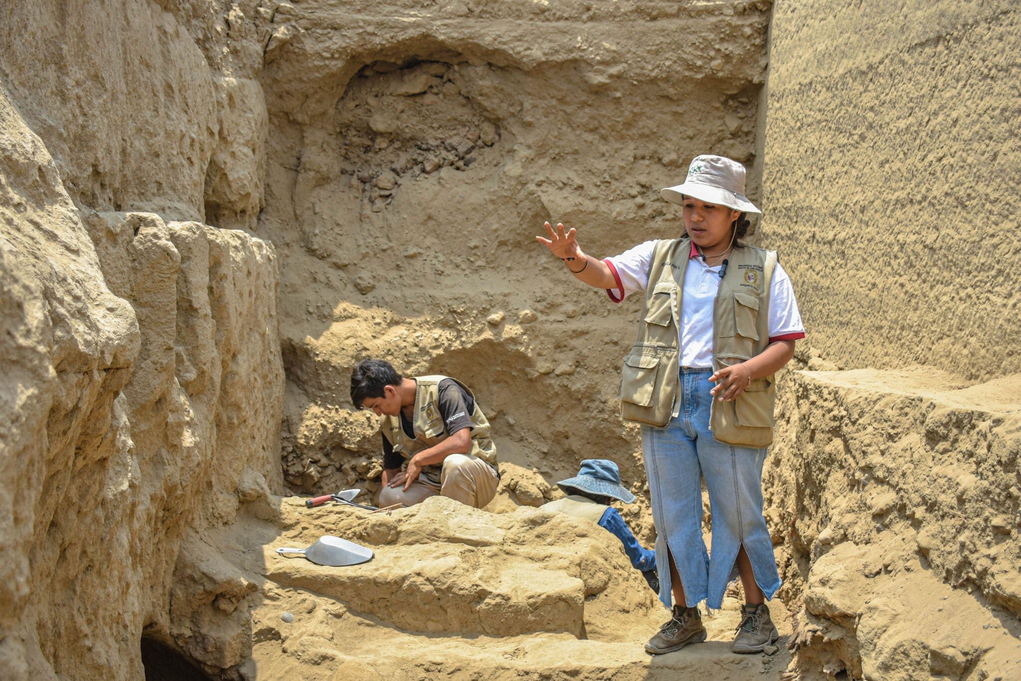 Arqueólogos a cargo de la investigación, Yomira Huamán y su profesor Pieter Van Dalen, manejan la hipótesis de que estos entierros fueron sacrificios para "acompañar a la momia en su paso hacia el mundo de los muertos" (Foto: UNMSM)