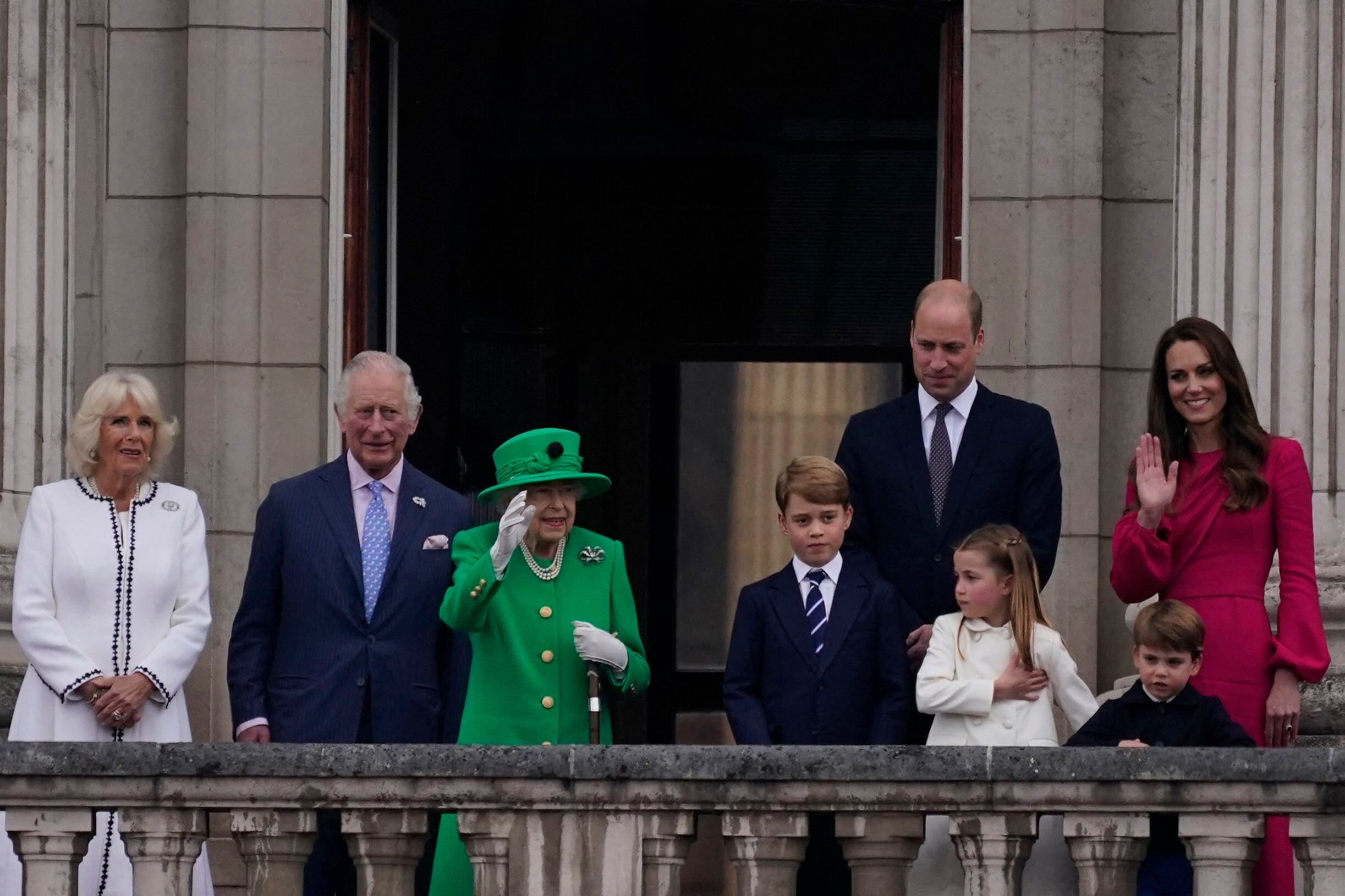 La reina Isabel II de Gran Bretaña (3ra L) saluda a la multitud mientras está de pie en el balcón del Palacio de Buckingham con (De izquierda a derecha) Camilla de Gran Bretaña, Duquesa de Cornualles, Príncipe Carlos de Gran Bretaña, Príncipe de Gales, Príncipe George de Cambridge de Gran Bretaña, Príncipe William de Gran Bretaña, Duque of Cambridge, la princesa Charlotte de Cambridge de Gran Bretaña, Catherine, duquesa de Cambridge de Gran Bretaña y el príncipe Louis de Cambridge de Gran Bretaña al final del concurso de platino en Londres el 5 de junio de 2022 como parte de las celebraciones del jubileo de platino de la reina Isabel II. (Foto de Alberto Pezzali / PISCINA / AFP)