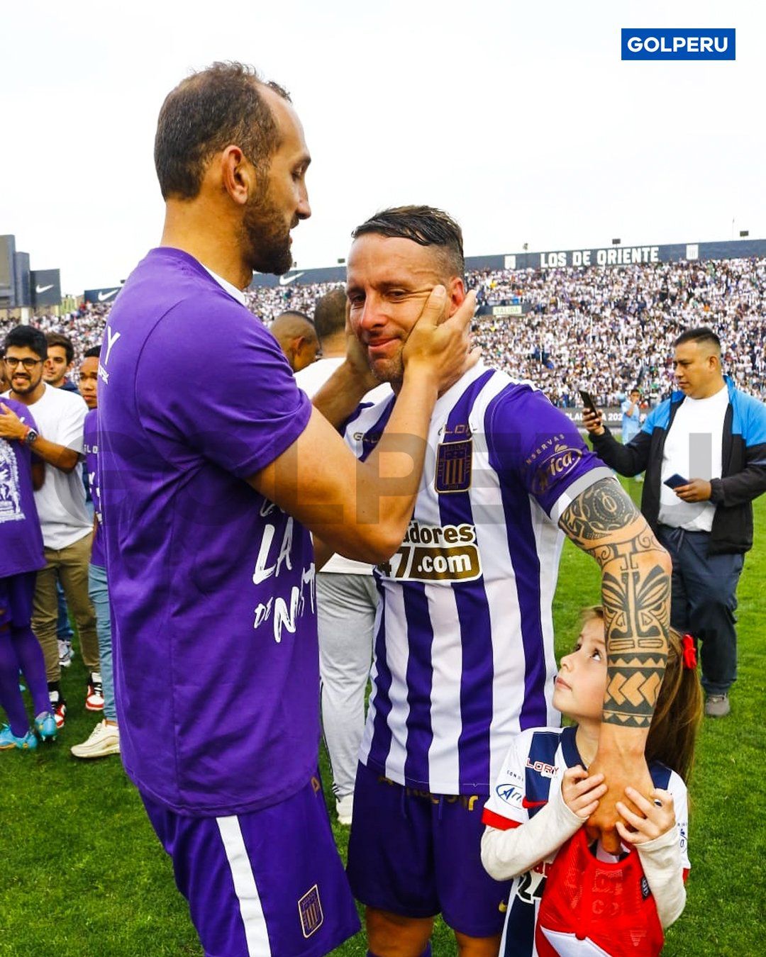 Hernán Barcos abrazó a Pablo Lavandeira durante la celebración de Alianza Lima. (Foto: Gol Perú)
